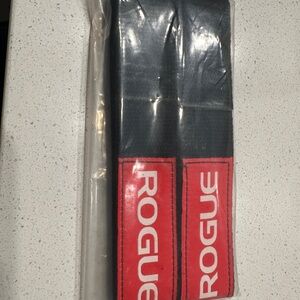 Rogue Ohio Lifting Straps and 20oz blender bottle